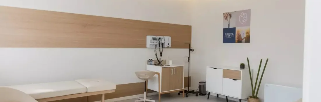 Panoramaansicht eines Behandlungsbereichs in einer Kinderwunschklinik in Dänemark, neutral ohne Logos und ohne Personen im Fokus.